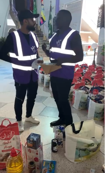 مراقب السلامة الصحية يتأكد من سلامة الغذاء قبل تسليمه للأرامل