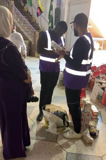 شاهد عملية التأكد من وزن كل نوع من مكونات القفة